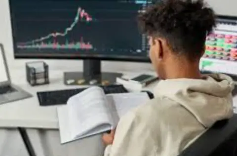 Инвесторы поколения Z: как они меняют рынок — меньше банков, больше криптокарт