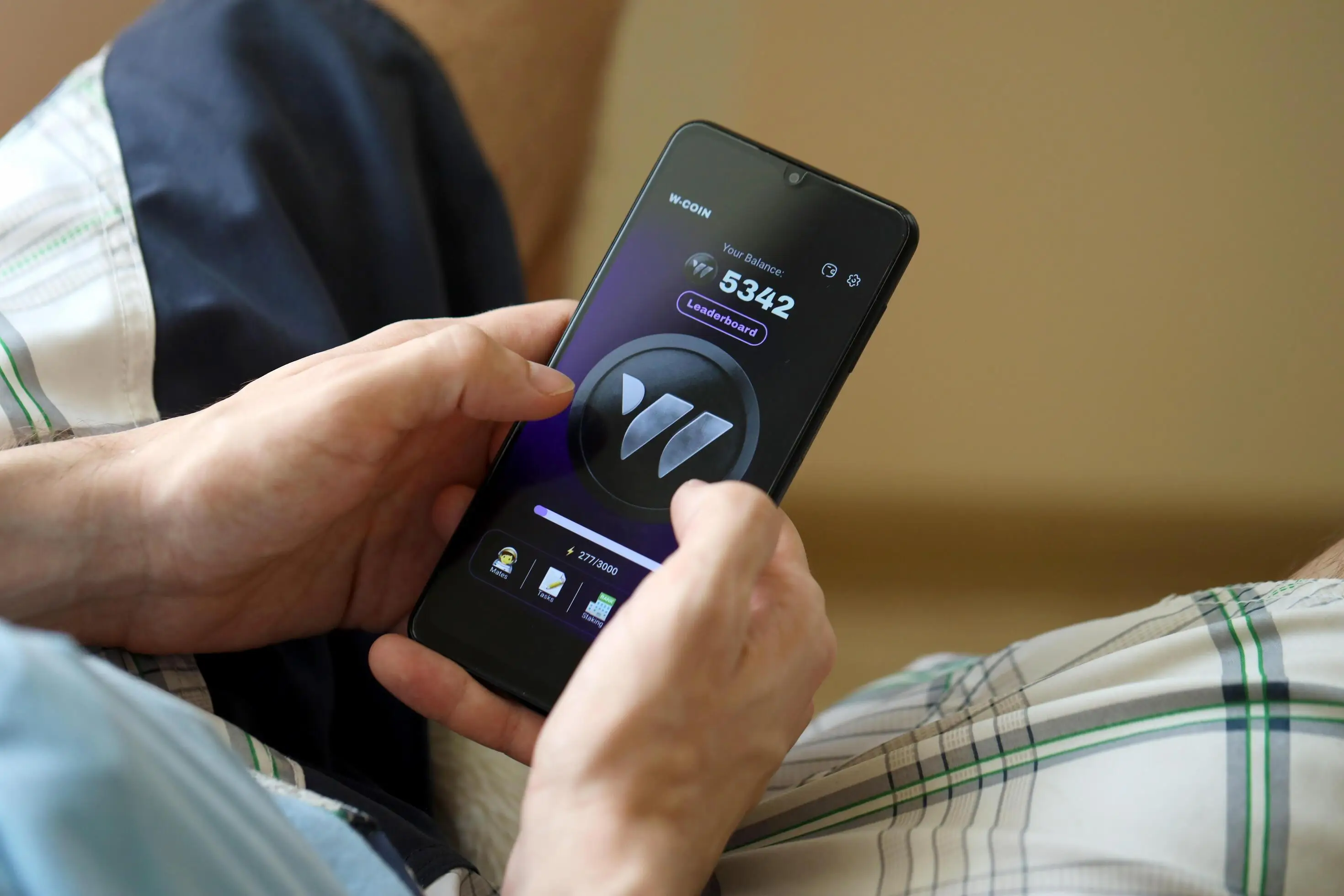 Крипто игра W-Coin на телефоне